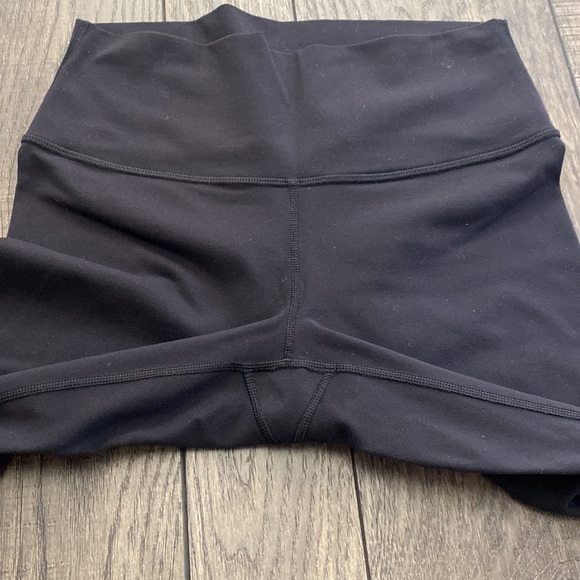 Lululemon Wunder Under high rise leggings. Excellent condition with no piling. - Picture 4 of 5